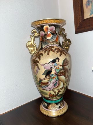 Jarrón de cerámica japonés