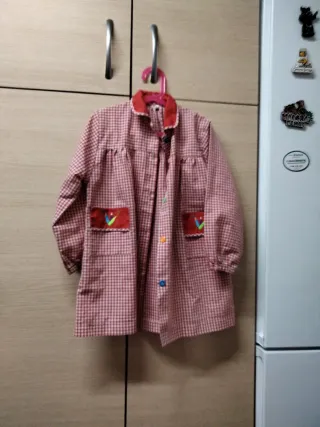 Bata escolar cuadros rojos talla 5