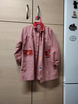 Bata escolar cuadros rojos talla 5