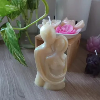 Vela artesanal pareja abrazo