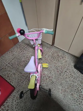 Bicicleta infantil rosa sin ruedin