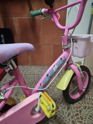 Bicicleta infantil rosa sin ruedin