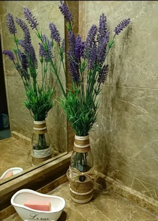 Jarrón de cristal con detalles de yute