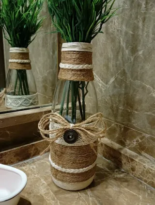 Jarrón de cristal con detalles de yute