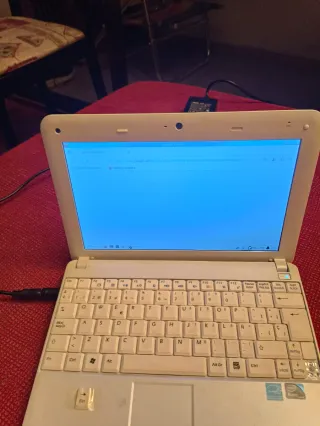 Portátil Notebook Blanco y Verde