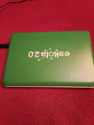 Portátil Notebook Blanco y Verde