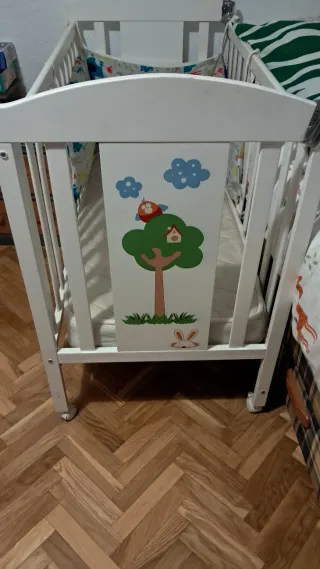 Cuna blanca con colchón, chichonera y sábanas