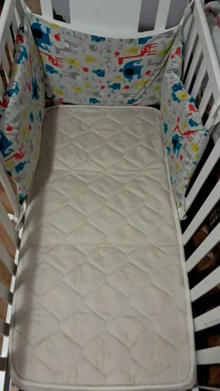 Cuna blanca con colchón, chichonera y sábanas