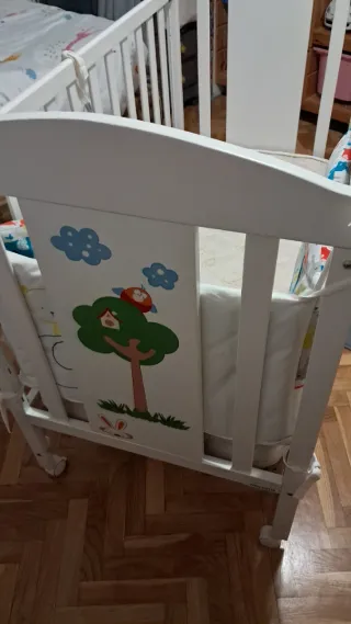 Cuna blanca con colchón, chichonera y sábanas