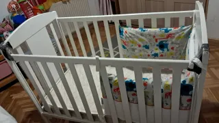 Cuna blanca con colchón, chichonera y sábanas