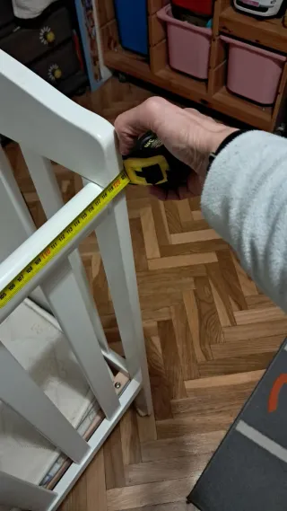 Cuna blanca con colchón, chichonera y sábanas