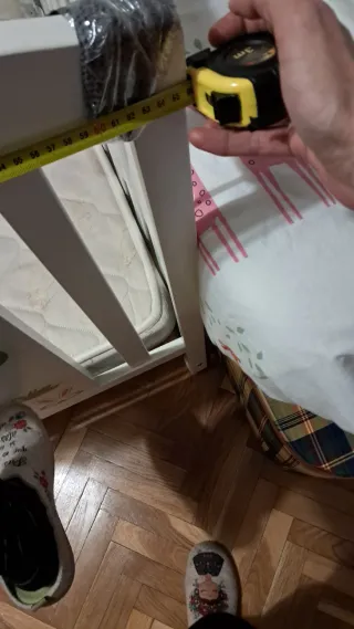 Cuna blanca con colchón, chichonera y sábanas