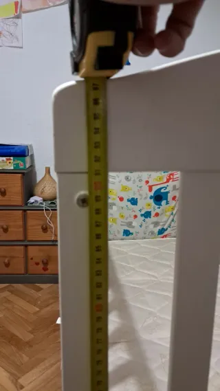 Cuna blanca con colchón, chichonera y sábanas