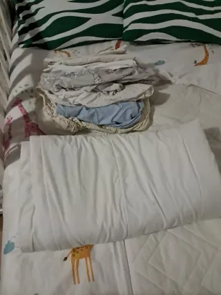 Cuna blanca con colchón, chichonera y sábanas