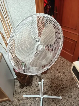 Ventilador de pie blanco