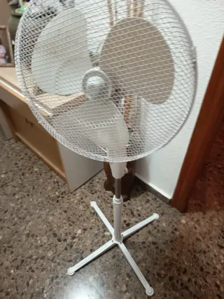 Ventilador de pie blanco