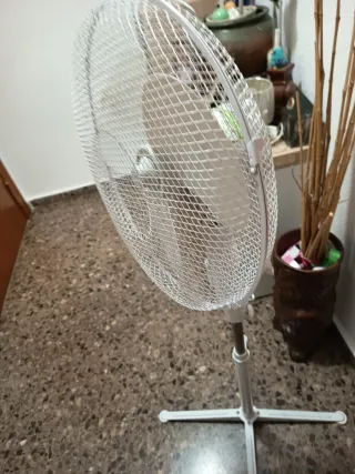 Ventilador de pie blanco