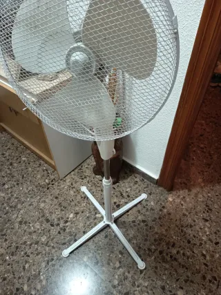 Ventilador de pie blanco
