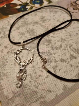 Collana con cavalluccio marino e perla