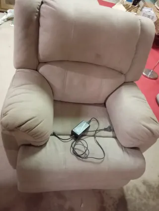 Poltrona reclinabile beige in tessuto