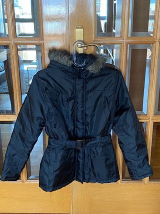 Chaquetón poliéster capucha y cinturón