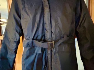 Chaquetón poliéster capucha y cinturón