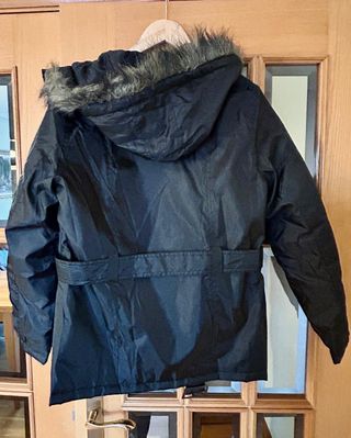 Chaquetón poliéster capucha y cinturón