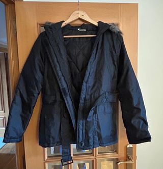 Chaquetón poliéster capucha y cinturón