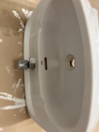 Lavabo con pie y grifos