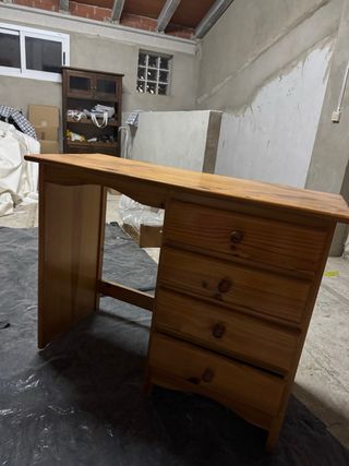 Escritorio de madera con cajones