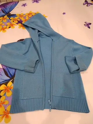 Chaqueta de lana azul con capucha