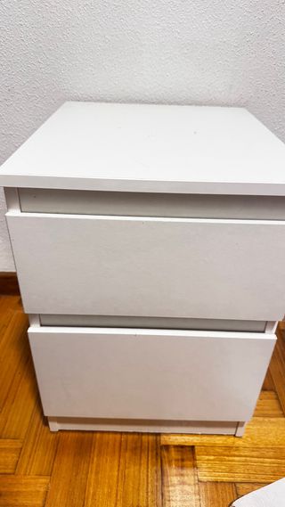 Mesilla de noche blanca