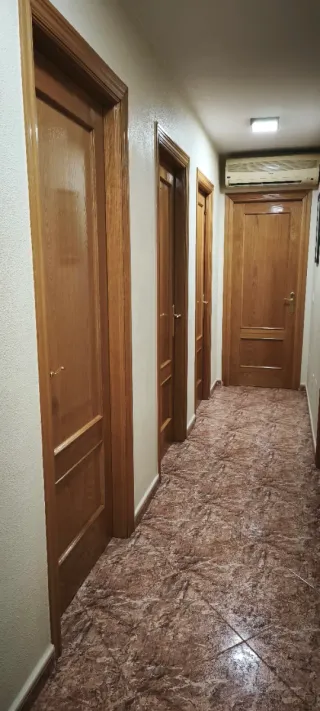 Puerta de madera con cristal doble y sencillas