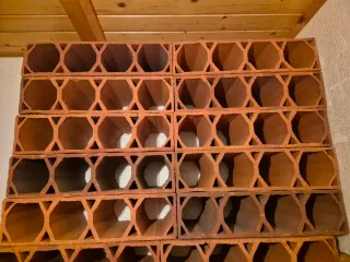 Ladrillos cerámicos huecos.  Botellero/decoración.
