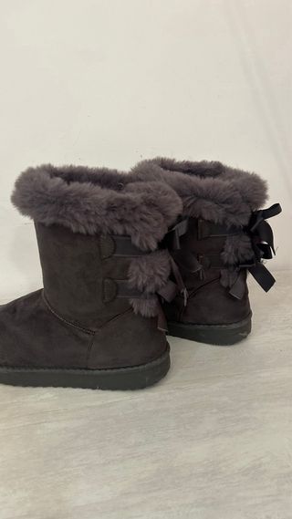 Botas grises peludas