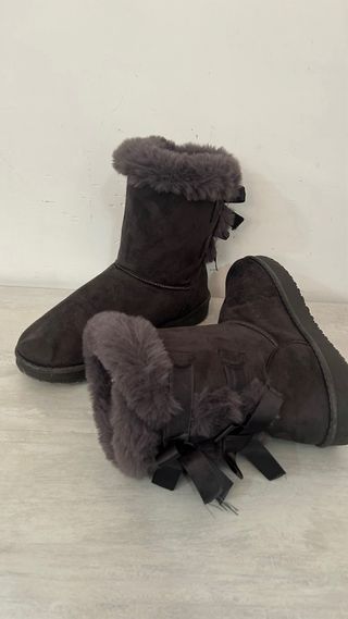 Botas grises peludas