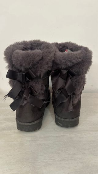 Botas grises peludas