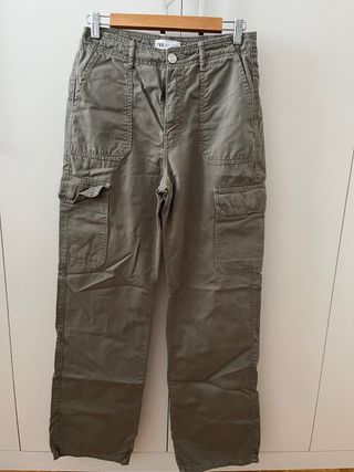 Pantalón cargo Zara caqui