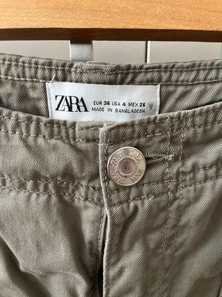 Pantalón cargo Zara caqui