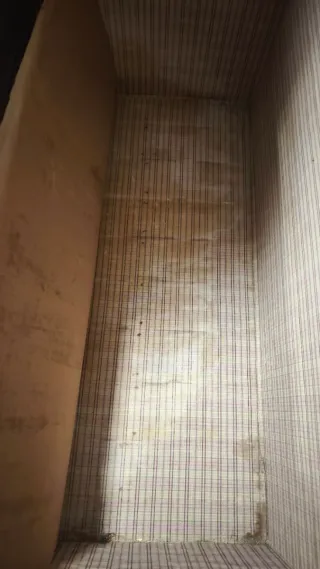 Baúl antiguo de madera  tela y chapa de hierro.