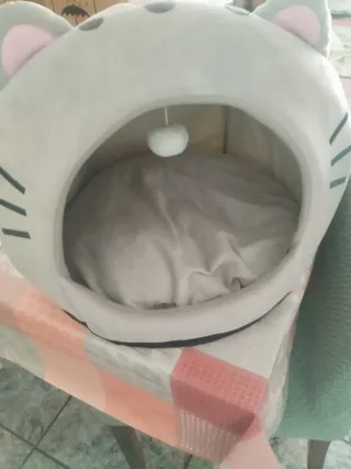Cama para gato gris y blanca