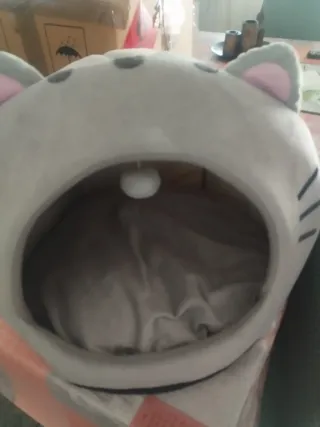 Cama para gato gris y blanca