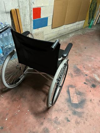 Sedia a rotelle pieghevole usata