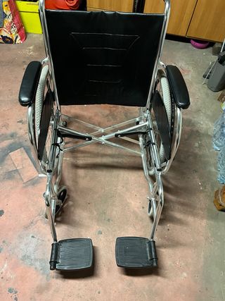 Sedia a rotelle pieghevole usata