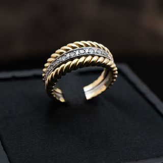 Anillo bicolor con bordes galloneados y brillantes