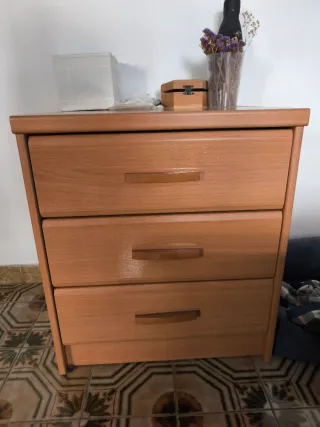 Cómoda de madera para dormitorio
