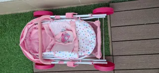 Carrito de juguete rosa con lunares