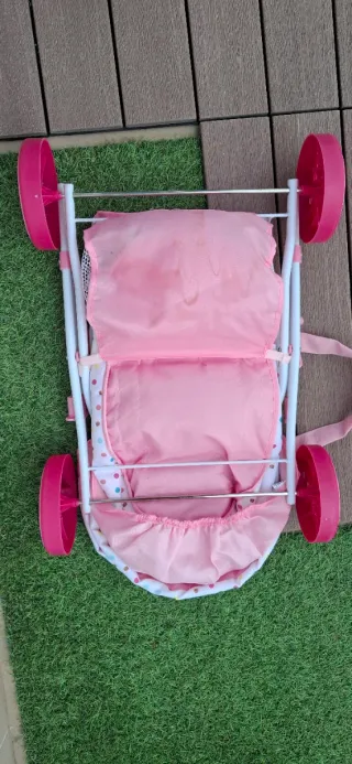 Carrito de juguete rosa con lunares
