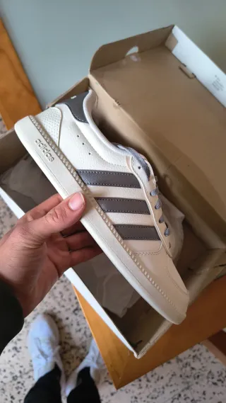 Zapatillas Adidas Blancas y Grises