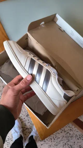 Zapatillas Adidas Blancas y Grises